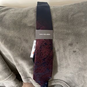 Men tie it is new never been warn